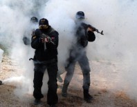 KURTARMA TATBİKATI - Terörle Mücadele Timlerinden Nefes Kesen Eğitim