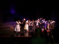 Adana Devlet Tiyatrosu Sezonu 'Muammer Muammer' İle Açtı