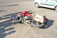 SAKARYA CADDESİ - Adıyaman'da Motosikletle Otomobil Çarpıştı Açıklaması 1 Yaralı