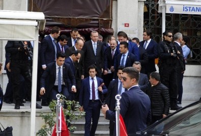 Cumhurbaşkanı Erdoğan, Cuma Namazını Bezm-İ Alem Valide Sultan Camii'nde Kıldı