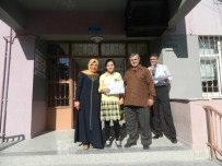 Öğrenciler Belgelerini Ailelerinden Aldı