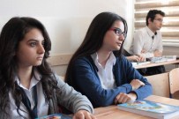 FATİH PROJESİ - Vali Şentürk Sorularını Doğru Cevaplayan 2 Öğrenciye Altın Hediye Etti