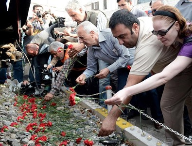 Saat 10.04'te karanfil ve mumlarla...