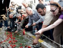 HALKEVLERI - Saat 10.04'te karanfil ve mumlarla...