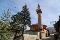 TEMEL KAZISI - Tarihi Cami Yıkılma Tehlikesine Karşı İbadete Kapatıldı
