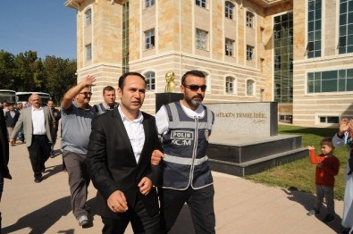 Uşak'taki Paralel Yapı Operasyonunda Gözaltına Alınanlardan 2 Kişi Tutuklandı