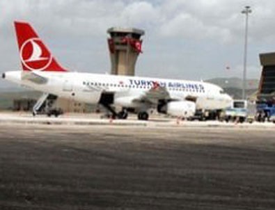 PKK'lılar Yüksekova'da havalimanına saldırdı
