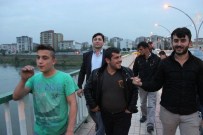 SEYFULLAH - Irmağın Ortasında Mahsur Kalan Genci İtfaiye Kurtardı