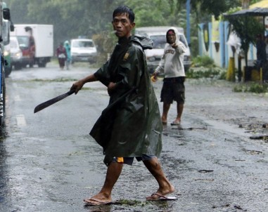 Tayfun Filipinler'i Vurdu