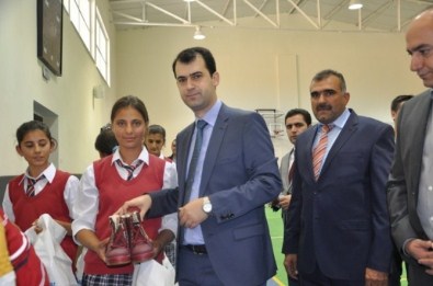 Bozova'da 400 Öğrenciye Giyim Yardımı