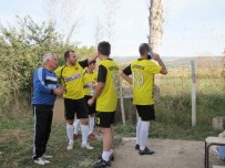 Futbolcular Maça Başlayabilmek İçin Yönetici Bekledi