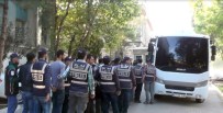 POLİS ARACI - Uyuşturucu Operasyonunda Gözaltına Alınan 17 Kişi Adliyeye Sevk Edildi