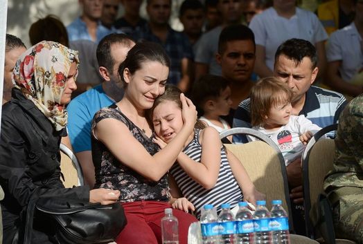 Eşlerinin gözü önünde kalleş saldırıyla şehit düştüler