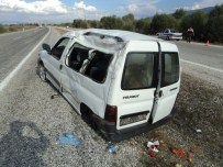 Beyşehir'de Hafif Ticari Araç Takla Attı Açıklaması İki Yaralı