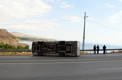 Polisleri Taşıyan Midibüs Devrildi Açıklaması 10 Yaralı