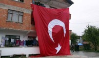 ASKERİ ARAÇ - Sakaryalı Şehidin Evi Türk Bayraklarıyla Donatıldı