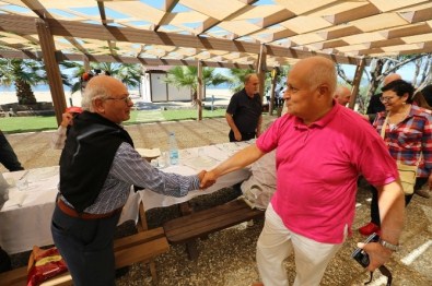 Selçuk Belediyesi'nden Yaşlılarla Pamucak'ta Mangal Keyfi