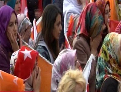 AK Parti mitinginde önce Fatiha sonra İstiklal Marşı