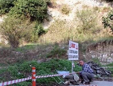 Arazisinden Geçen Yolun 3 Şeridini Trafiğe Kapattı