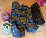 BENZİN DEPOSU - Benzin Deposunda Taşıdıkları 10.5 Kilo Esrarla Yakalandılar