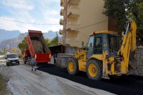 ZEMİN KAYMASI - Hakkari'de Bozulan Yollar Onarılıyor