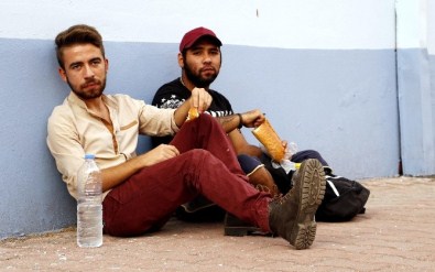 Kimsesizler İçin 'Aç Ve Susuz' Yollara Düştüler