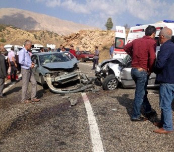 Otomobiller Çarpıştı Açıklaması 4 Yaralı