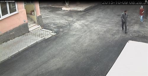 Tacize uğrayan genç kız yol ortasında bayıldı