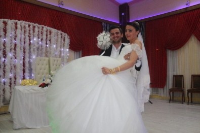 Ayağını Kıran Gelin Düğün Salonuna Damadın Kucağında Geldi