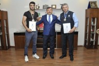 KUALA LUMPUR - Dünya Şampiyonu Bilek Güreşçilerinden Başkan Karabacak'a Ziyaret