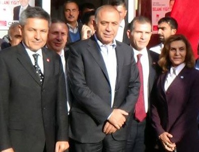 Gürsel Tekin kendi memleketinde hüsrana uğradı