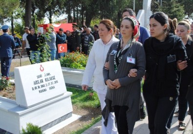 Karnında Bebeğiyle Şehidini Uğurladı