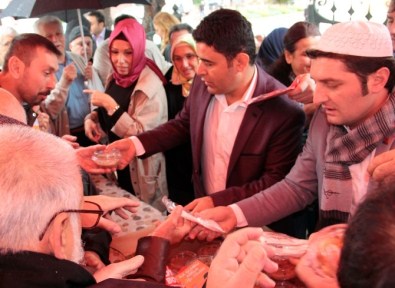 AK Parti Milletvekili Adayı Osman Boyraz, Maltepe'de Aşure Dağıttı