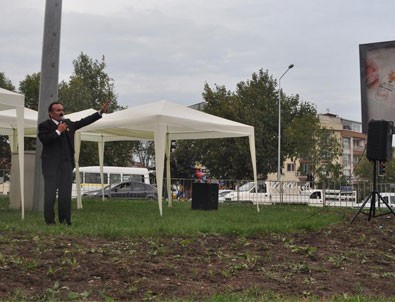 Boş meydanda tek kişilik miting