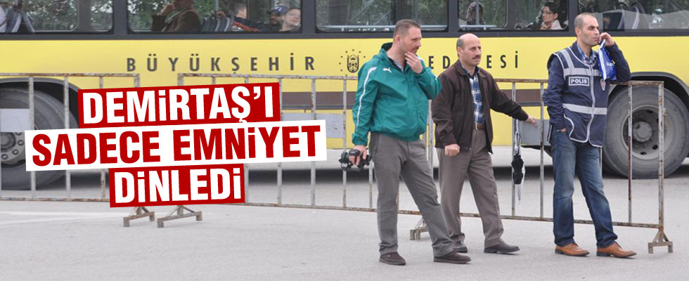 Boş meydanda tek kişilik miting