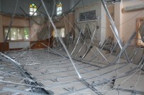 CAMİ İMAMI - Caminin Asma Tavanı Çöktü Cemaat Ölümden Döndü