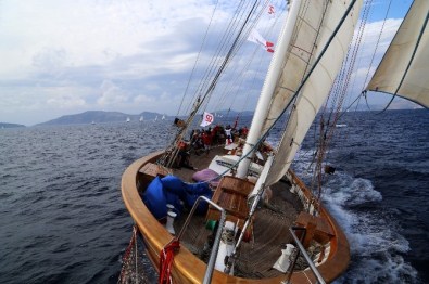 Hem Rakiplerle, Hem De Dalgalarla Mücadele Ettiler