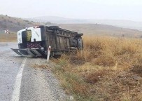 ÖĞRENCİ SERVİSİ - Okul Servis Minibüsü Devrildi 16 Kişi Yaralandı