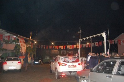 Osmanlar Köyü'nde Çakan'a Havai Fişekli Karşılama