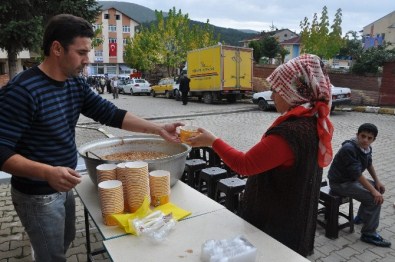 Pınarbaşı'nda Aşure Dağıtıldı