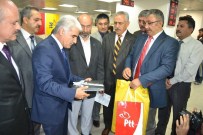 PTT'nin Kuruluş Yıl Dönümünde 175. Müşteriye Pul Albümü Hediye Edildi