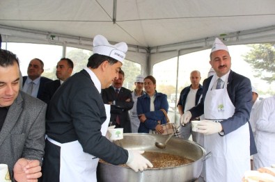 Şehitkamil Belediyesi Vatandaşlara Aşure İkram Etti