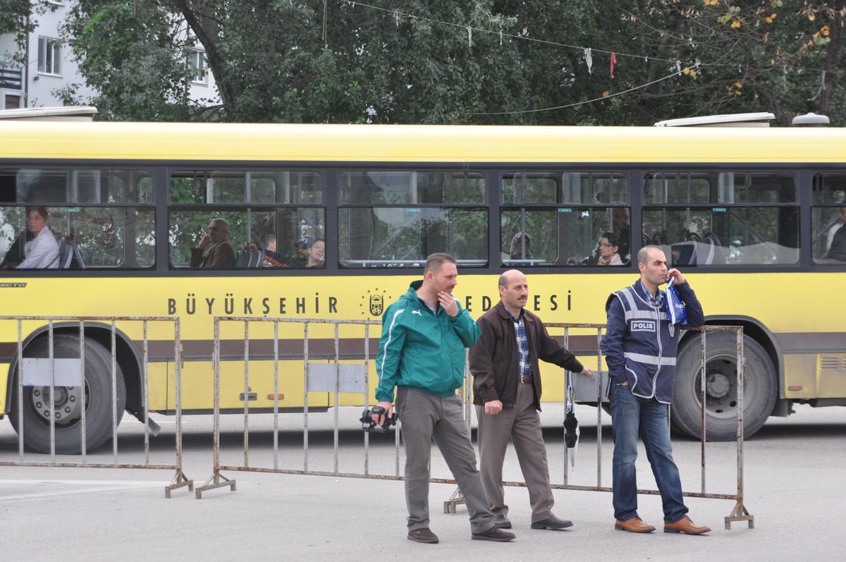 Boş meydanda tek kişilik miting