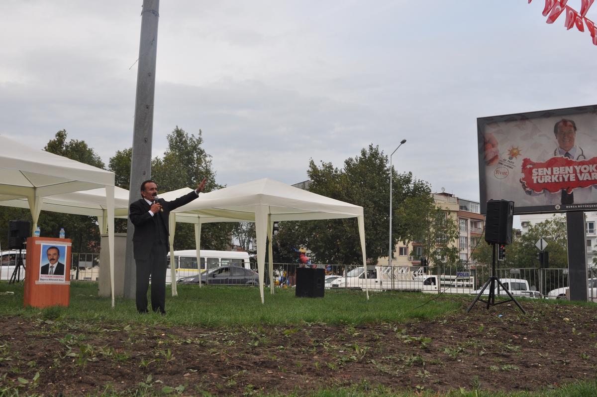 Boş meydanda tek kişilik miting