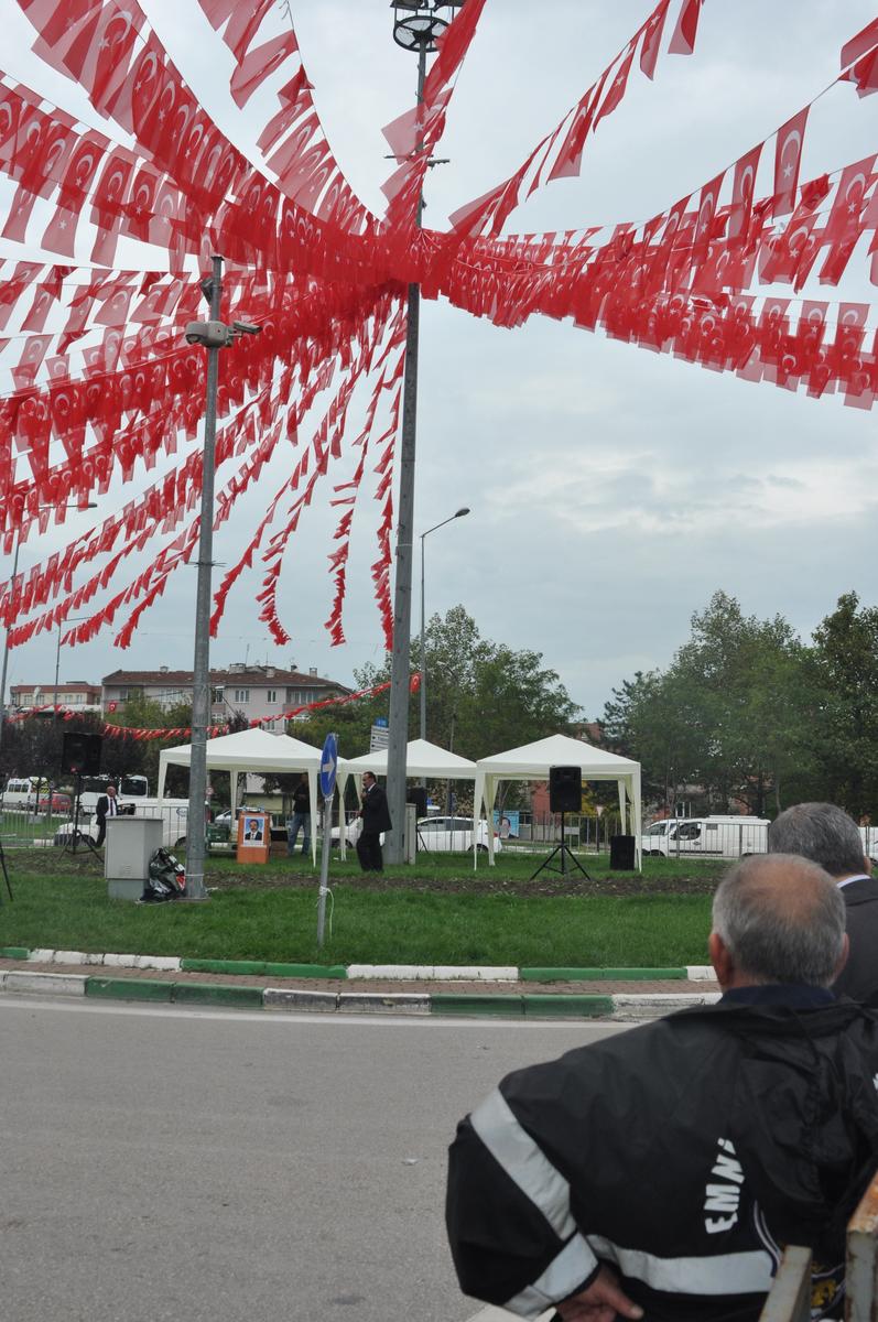 Boş meydanda tek kişilik miting