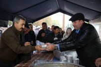 EROL AYDIN - Adapazarı Belediyesi 4 Bin Kişiye Aşure Dağıttı