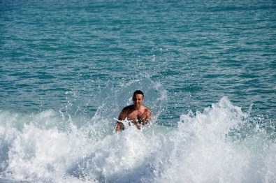 Antalya'da Şiddetli Yağmur Sonrası Deniz Keyfi