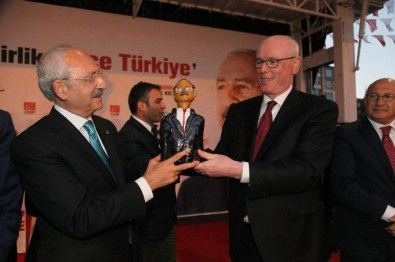 Başkan Kurt'tan Kılıçdaroğlu'na Anlamlı Hediye