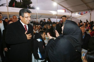 Küçükçekmece Belediyesi 3 Bin Aleviyi Aynı İftarda Buluşturdu