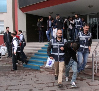 Kuyumcuyu Dağa Çıkarıp Dükkanını Soydular